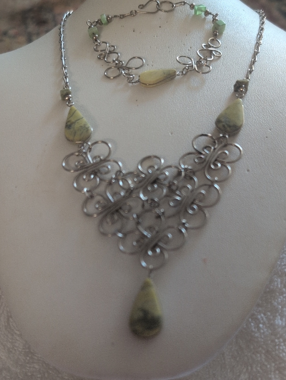 VTG Elegant Green Stone Wire Work  Necklace & Bracelet Set
